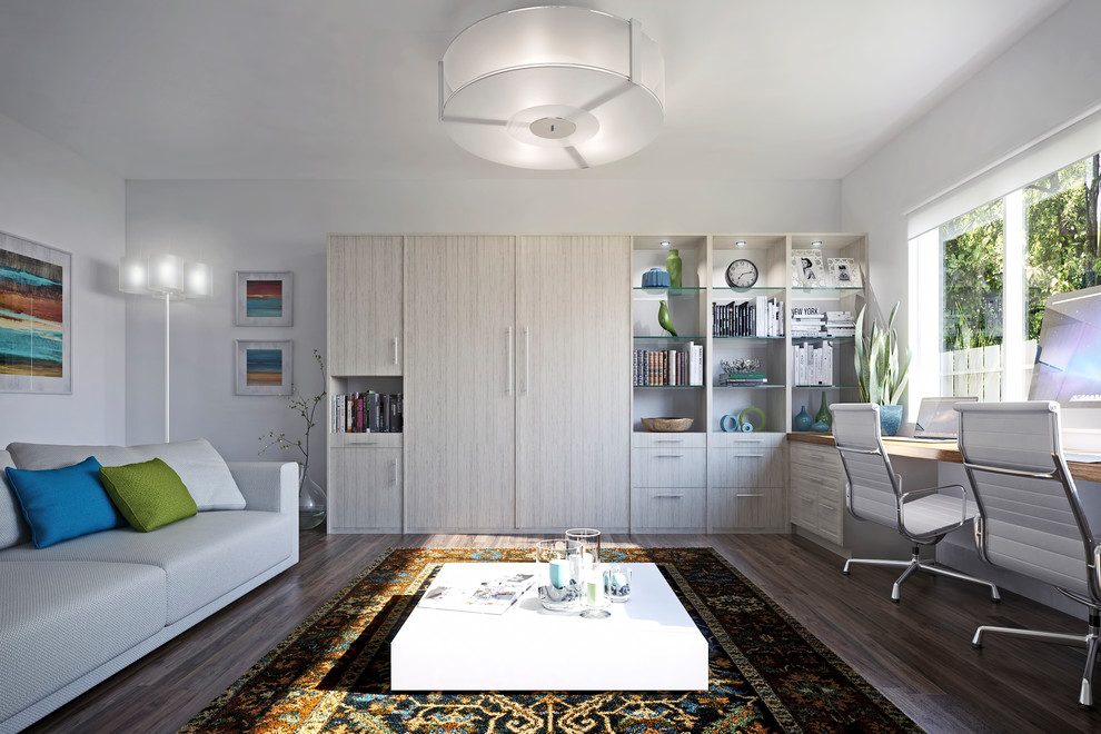 Inspiration pour un petit bureau design avec un mur gris, sol en stratifié, un bureau indépendant et un sol marron.