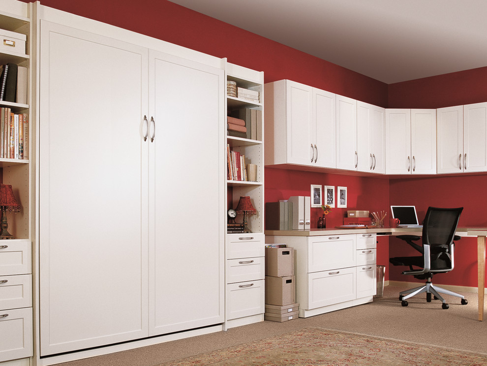 Esempio di un grande ufficio classico con pareti rosse, moquette, scrivania incassata, nessun camino e pavimento beige