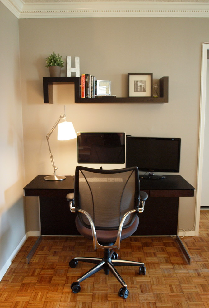 Aménagement d'un petit bureau classique avec un mur gris, parquet clair et un bureau indépendant.