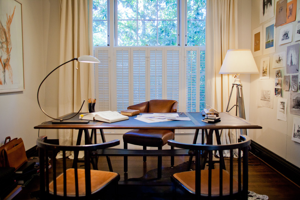 Пример оригинального дизайна: кабинет в современном стиле с белыми стенами, темным паркетным полом и отдельно стоящим рабочим столом