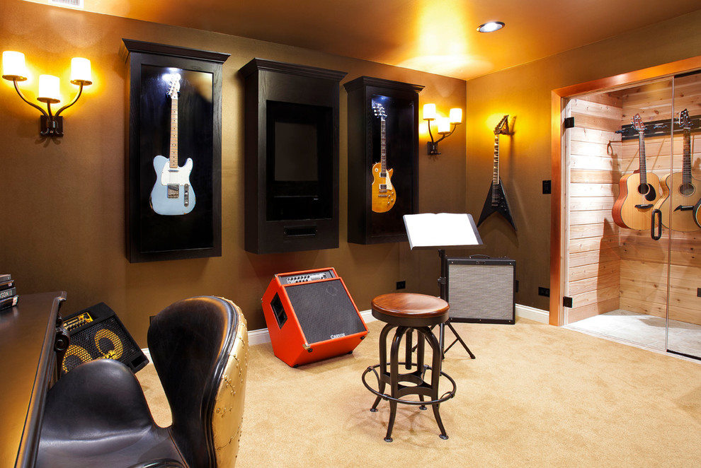 Kleines Klassisches Arbeitszimmer mit Studio, brauner Wandfarbe, Teppichboden und freistehendem Schreibtisch in Chicago