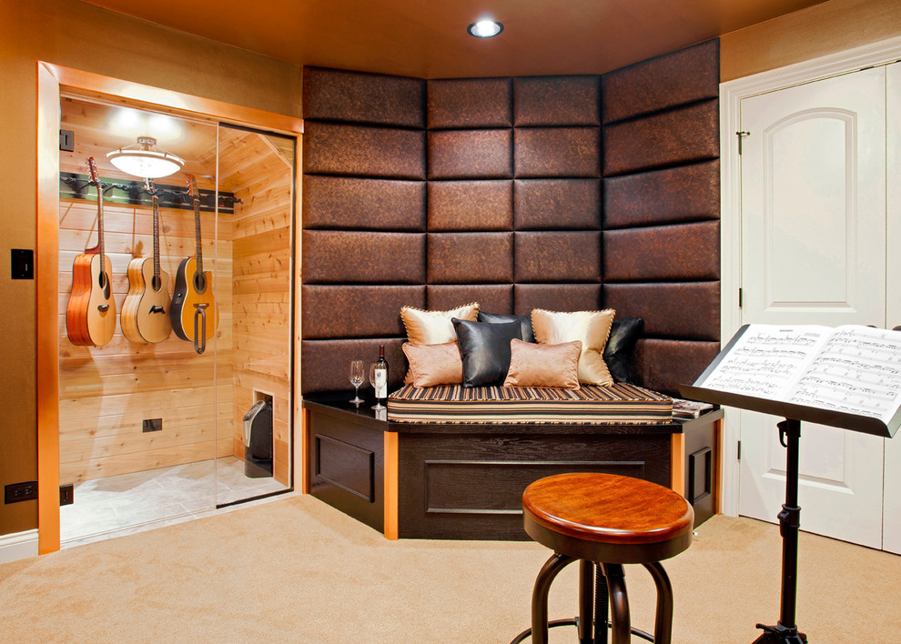 Cette photo montre un petit bureau chic de type studio avec un mur marron, moquette et un bureau indépendant.
