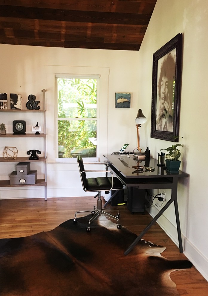 Foto de despacho retro de tamaño medio sin chimenea con paredes blancas, suelo de madera en tonos medios y escritorio independiente