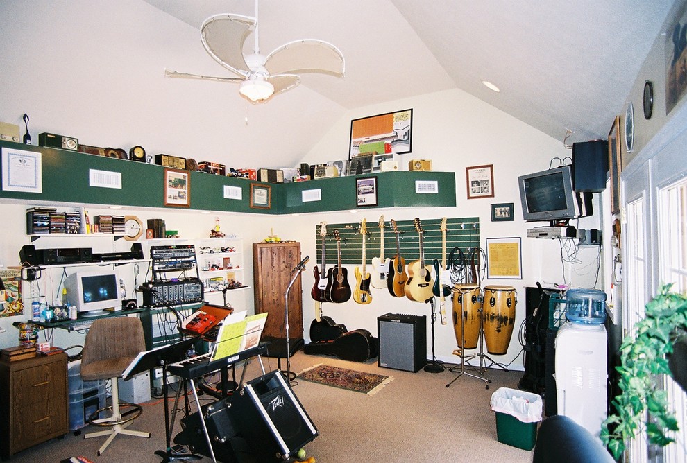 Cette photo montre un bureau éclectique de taille moyenne avec un mur beige et moquette.