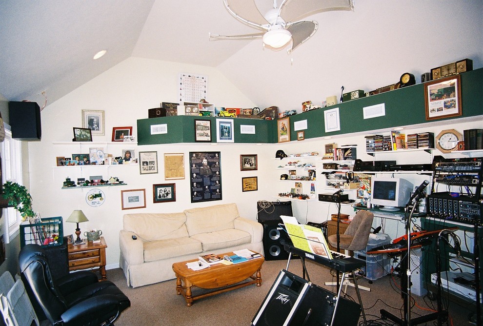 Exemple d'un bureau éclectique de taille moyenne avec un mur beige et moquette.