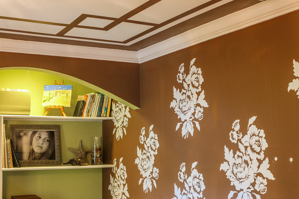 Idéer för att renovera ett mellanstort eklektiskt arbetsrum, med bruna väggar, mörkt trägolv och ett inbyggt skrivbord