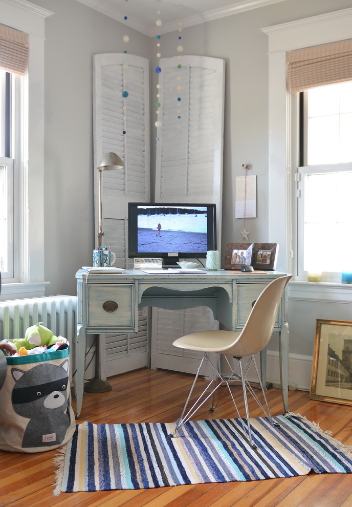 ニューヨークにあるシャビーシック調のおしゃれなホームオフィス・書斎 (グレーの壁、無垢フローリング、自立型机) の写真