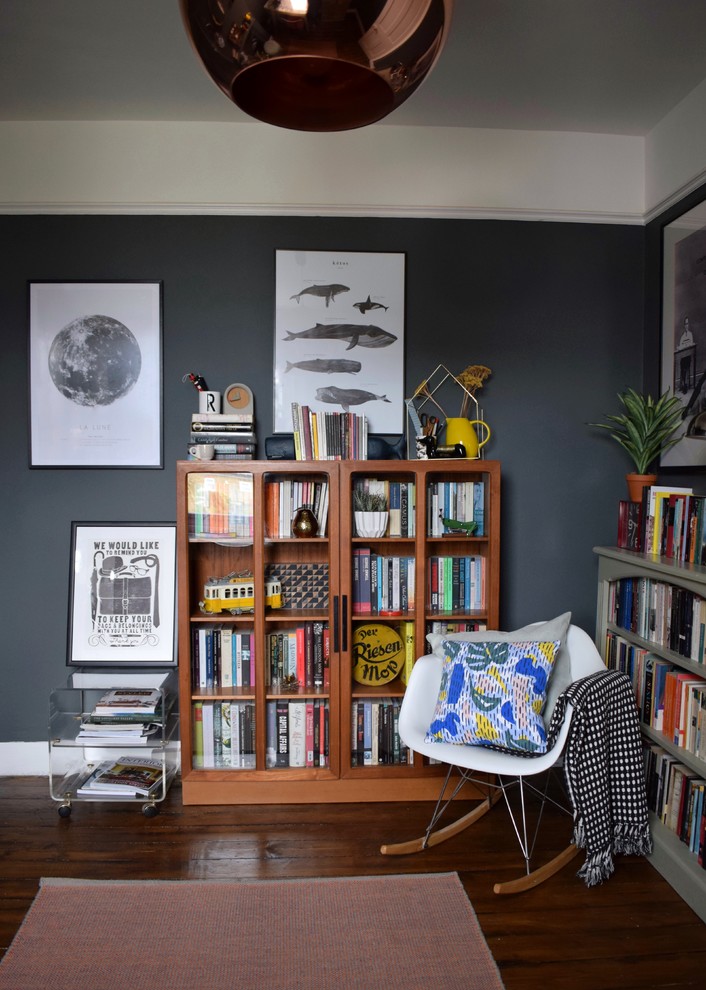 Idée de décoration pour un bureau tradition de taille moyenne avec un mur gris, parquet foncé, une cheminée standard, un manteau de cheminée en métal, un bureau indépendant et un sol marron.
