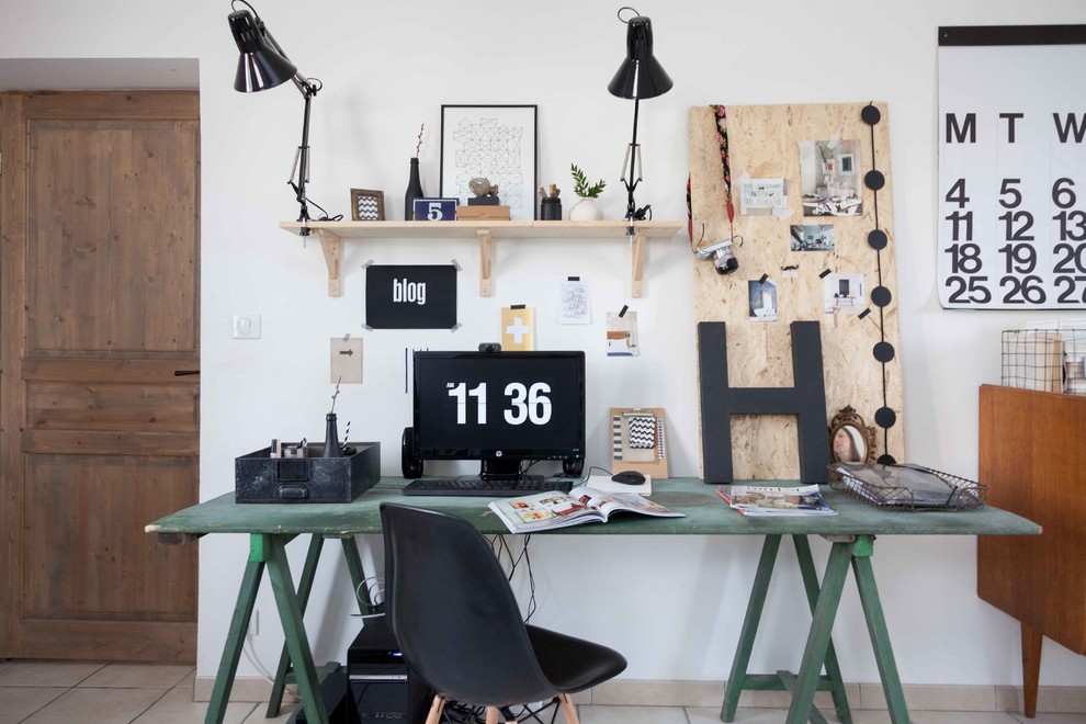 Idée de décoration pour un petit bureau design avec un mur blanc et un bureau indépendant.