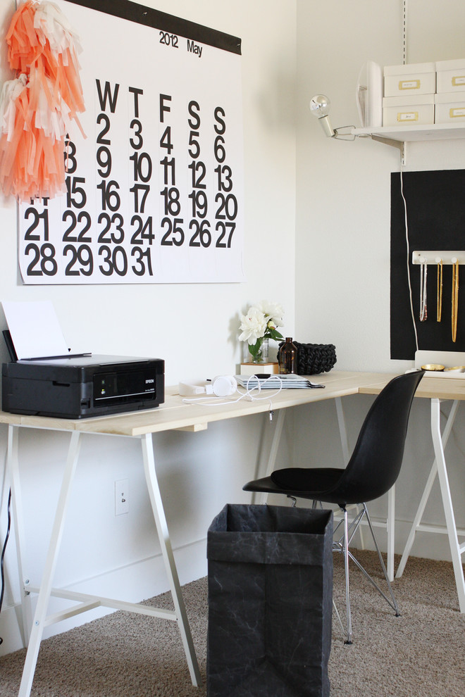 На фото: кабинет в скандинавском стиле с белыми стенами, ковровым покрытием и отдельно стоящим рабочим столом с