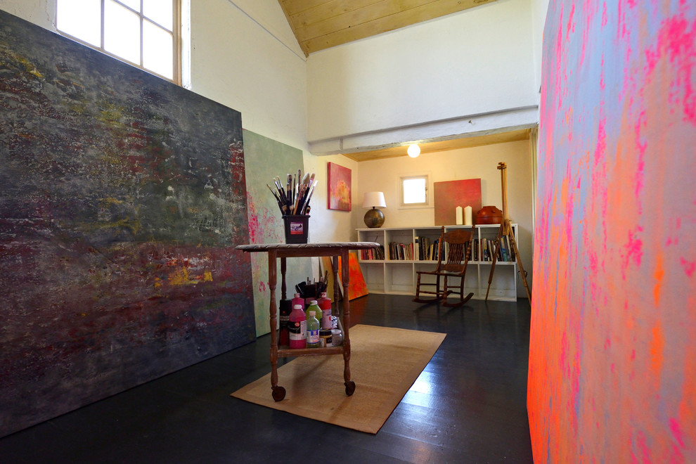 Landhausstil Arbeitszimmer mit Studio, weißer Wandfarbe und dunklem Holzboden in Adelaide
