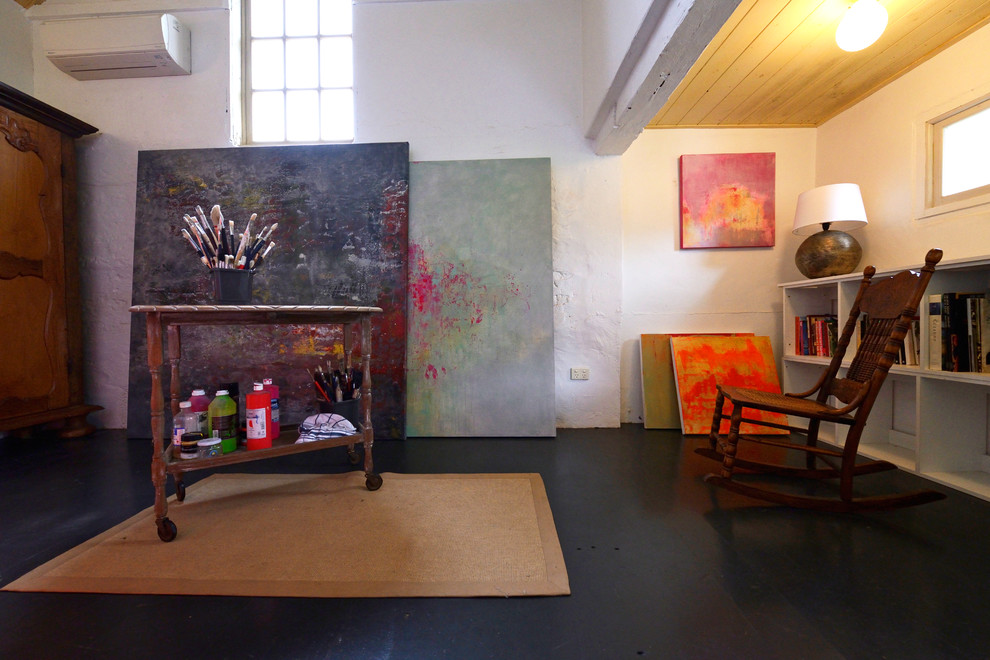 アデレードにあるカントリー風のおしゃれなホームオフィス・書斎 (黒い床) の写真