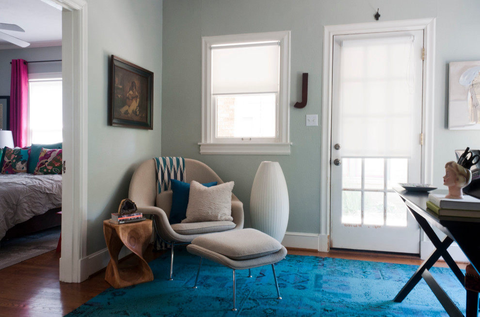 Источник вдохновения для домашнего уюта: кабинет в современном стиле с серыми стенами, паркетным полом среднего тона и отдельно стоящим рабочим столом