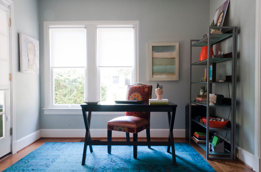 На фото: кабинет в современном стиле с серыми стенами с