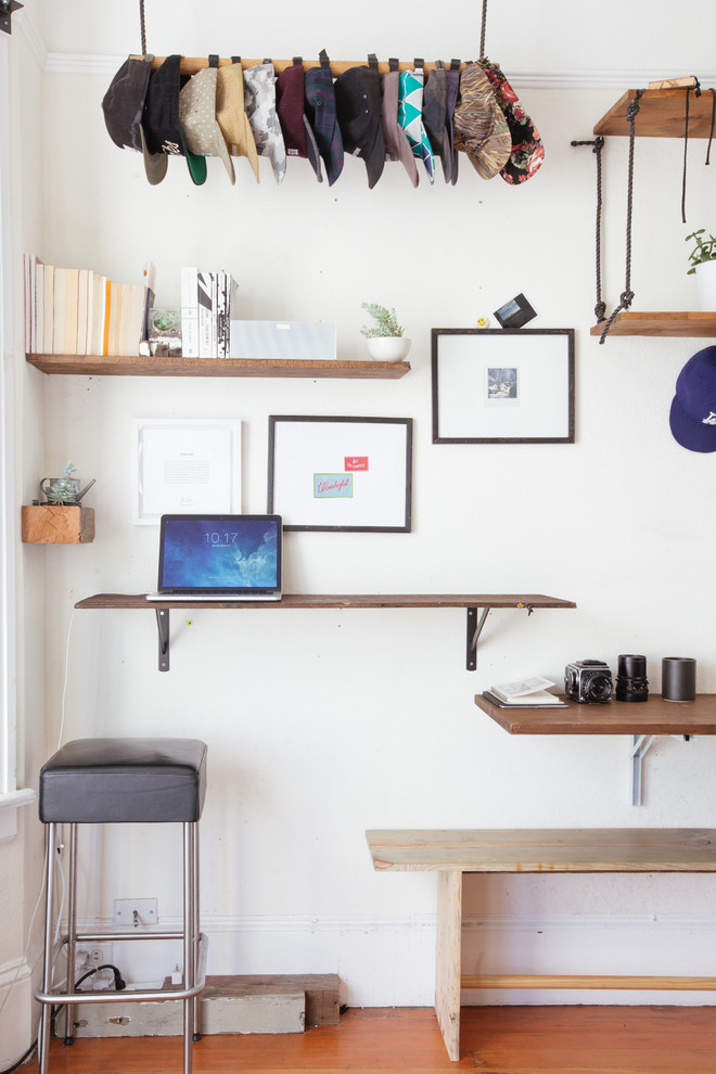 Bild på ett litet eklektiskt hemmastudio, med ett inbyggt skrivbord