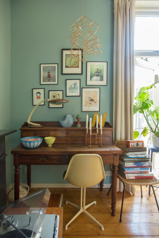 Exempel på ett eklektiskt arbetsrum, med mellanmörkt trägolv och ett fristående skrivbord