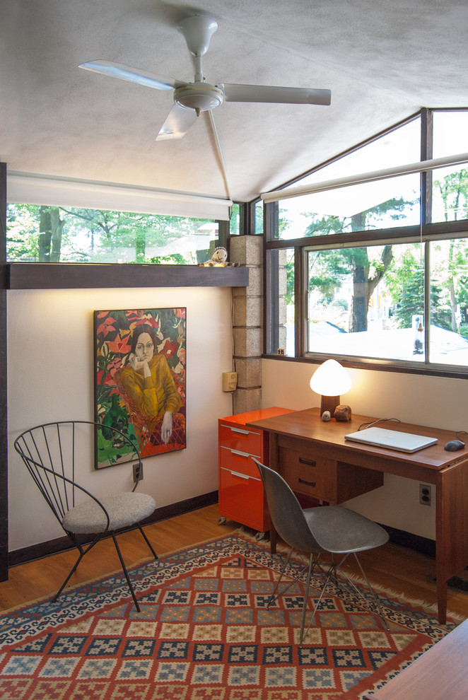 フィラデルフィアにあるミッドセンチュリースタイルのおしゃれなホームオフィス・書斎の写真