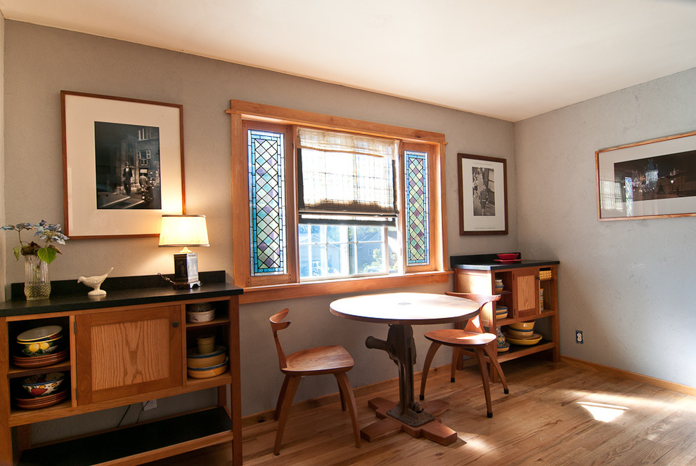 ポートランドにあるヴィクトリアン調のおしゃれなホームオフィス・書斎 (グレーの壁、無垢フローリング) の写真