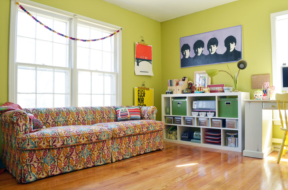 ダラスにあるエクレクティックスタイルのおしゃれなホームオフィス・書斎 (緑の壁、淡色無垢フローリング) の写真