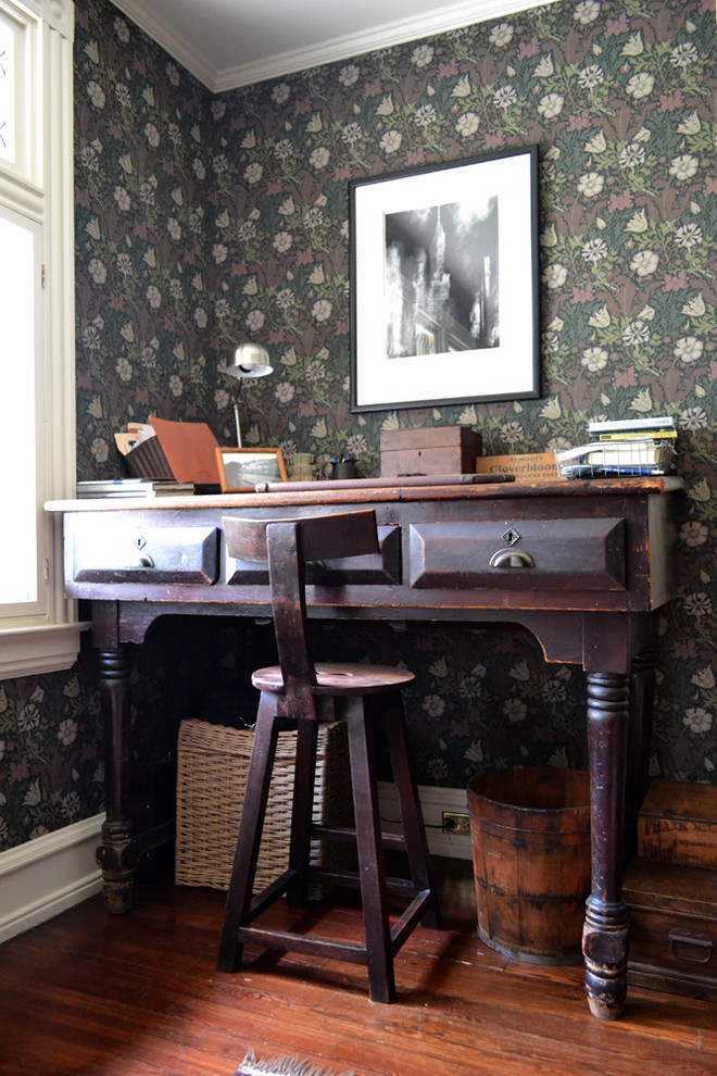 Exempel på ett rustikt arbetsrum, med mörkt trägolv och ett fristående skrivbord
