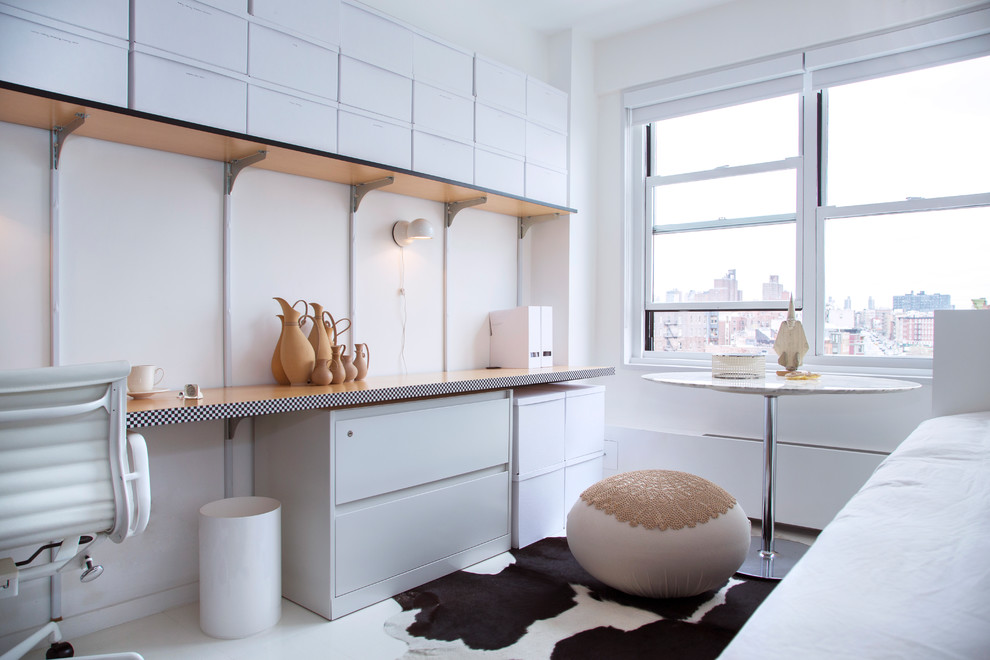 Свежая идея для дизайна: кабинет в современном стиле с белыми стенами, встроенным рабочим столом и белым полом - отличное фото интерьера