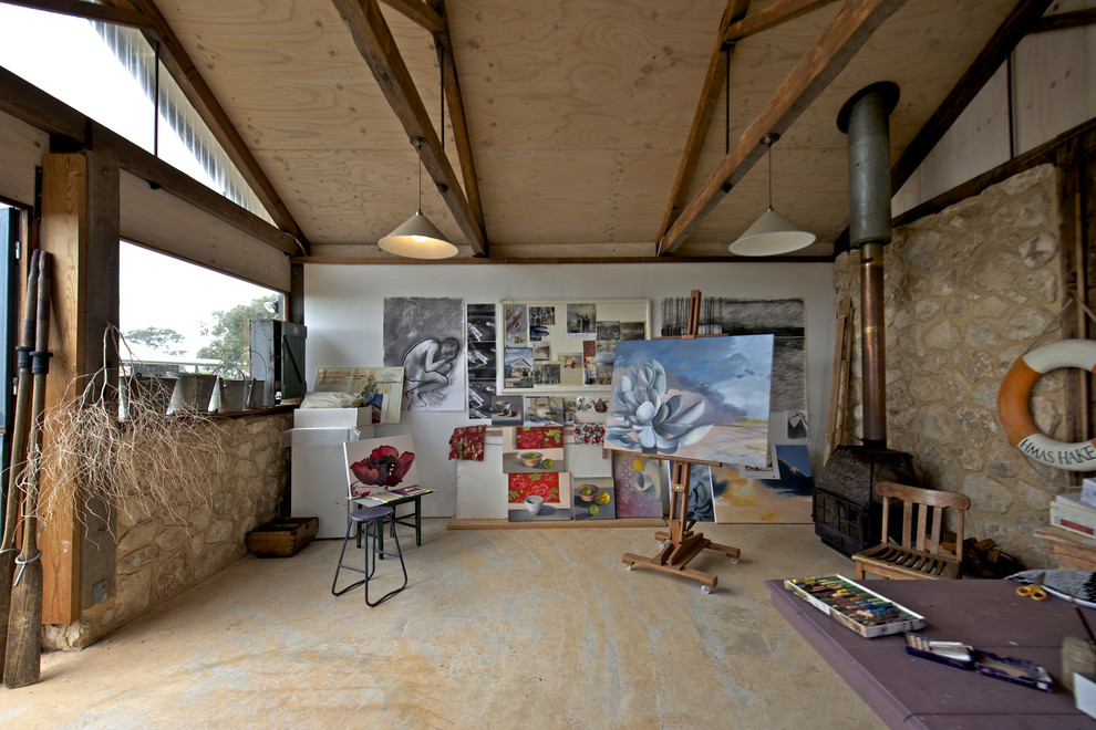 Cette photo montre un bureau montagne de type studio avec un mur blanc et un poêle à bois.