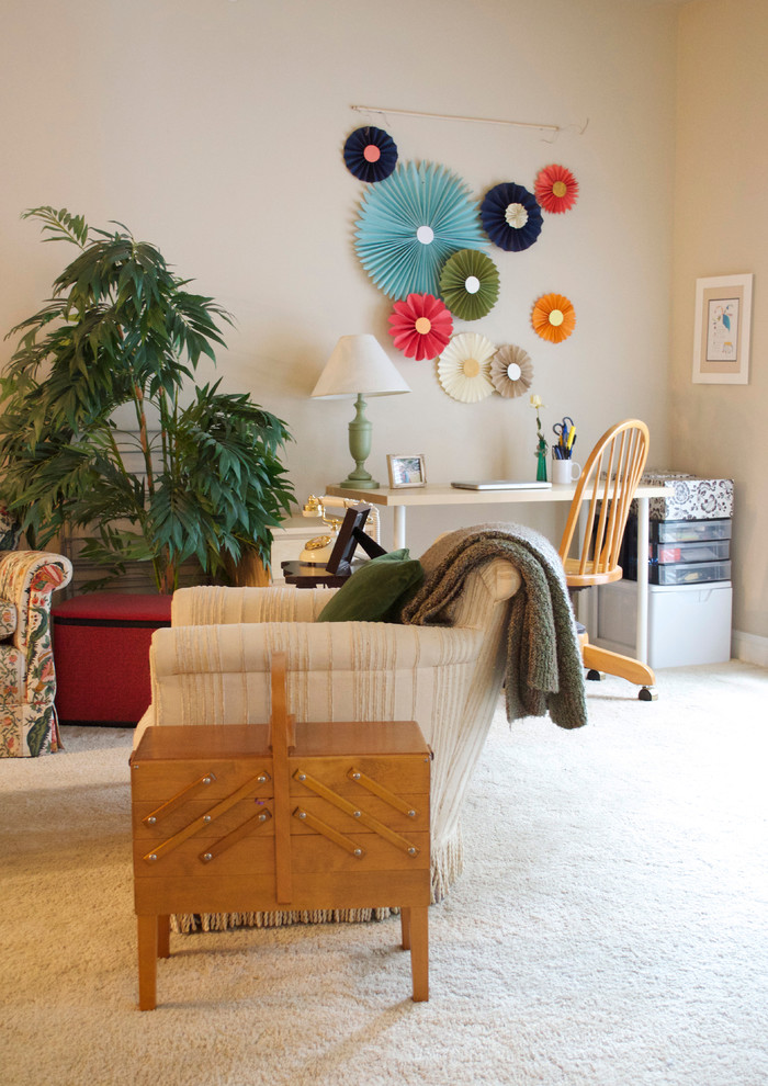 Ejemplo de despacho ecléctico con paredes beige, moqueta y escritorio independiente