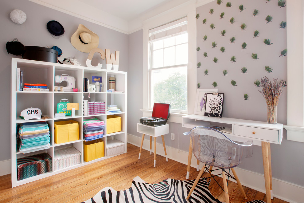 Inspiration pour un bureau traditionnel avec un mur gris, un sol en bois brun, un bureau indépendant et un sol marron.