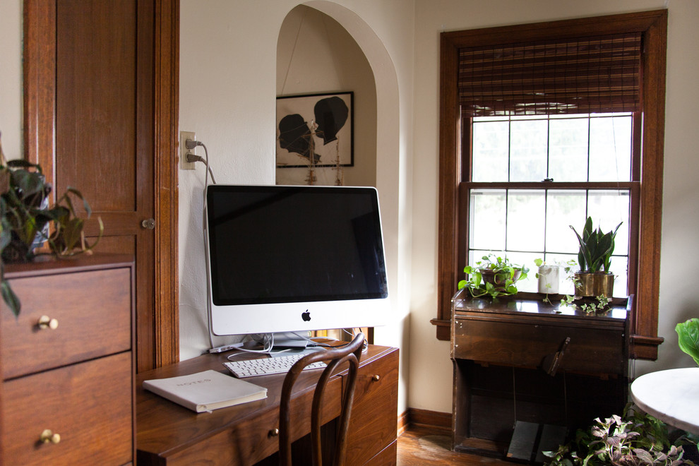 Inspiration pour un petit bureau bohème avec un mur blanc, un sol en bois brun et un bureau indépendant.