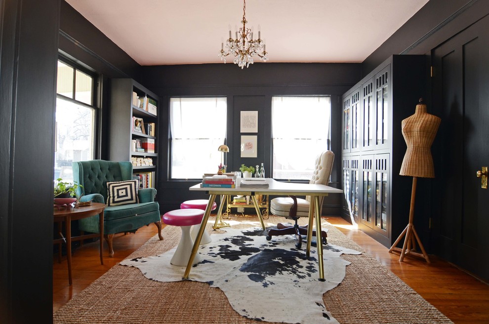 Inspiration för ett eklektiskt arbetsrum, med svarta väggar och ett fristående skrivbord