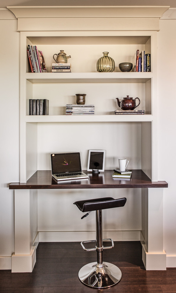 Diseño de despacho clásico renovado con escritorio empotrado