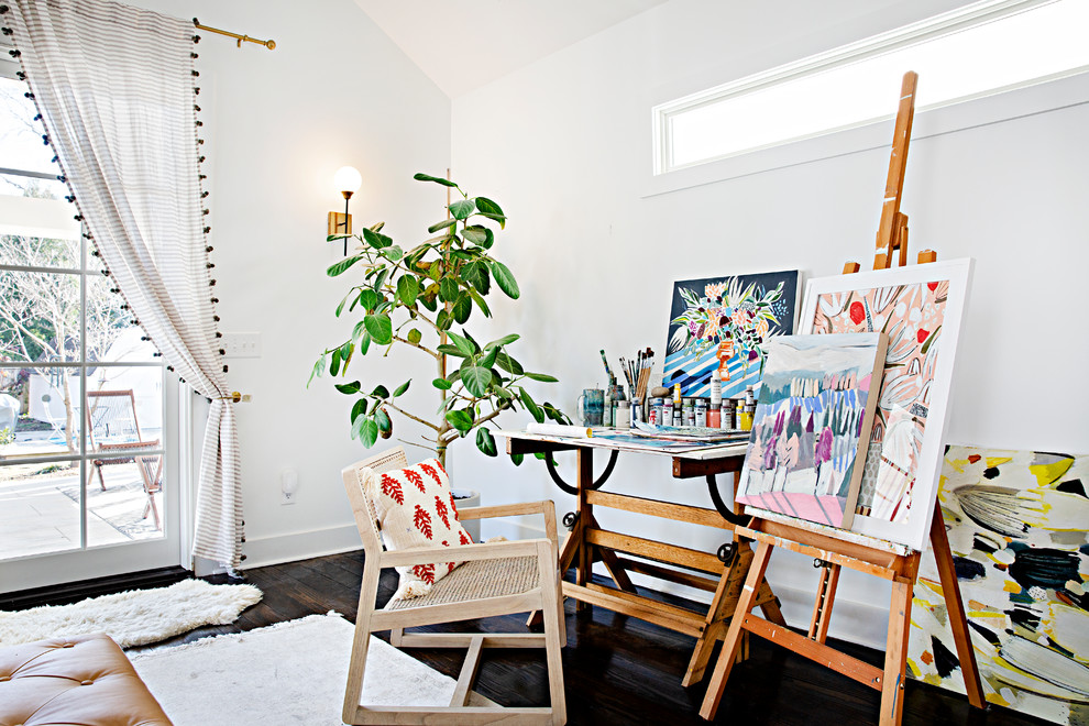 Shabby-Style Arbeitszimmer ohne Kamin mit Studio, weißer Wandfarbe, dunklem Holzboden und freistehendem Schreibtisch in Nashville