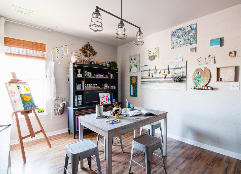 Landhausstil Nähzimmer mit grauer Wandfarbe, dunklem Holzboden und freistehendem Schreibtisch in Louisville