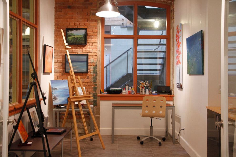 Industrial Arbeitszimmer mit Studio, weißer Wandfarbe und freistehendem Schreibtisch in Ottawa