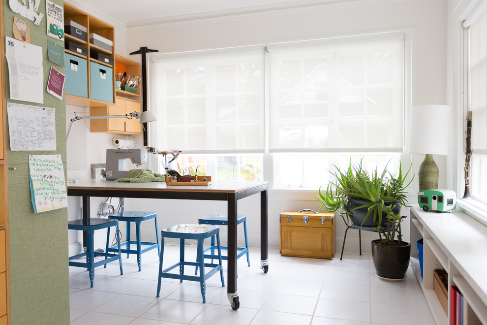 Источник вдохновения для домашнего уюта: кабинет в современном стиле с местом для рукоделия, белыми стенами, отдельно стоящим рабочим столом и белым полом