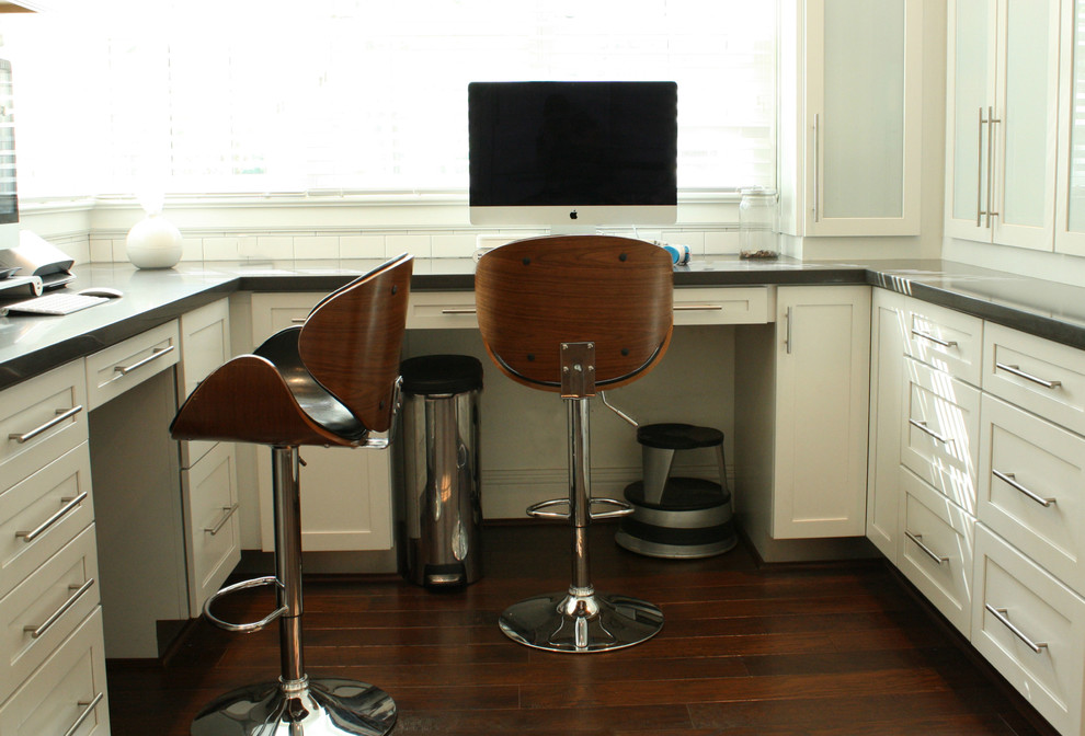 На фото: кабинет в стиле неоклассика (современная классика) с встроенным рабочим столом
