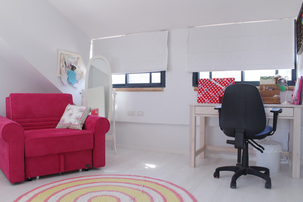 Idee per uno studio bohémian con pareti bianche, pavimento in legno verniciato e scrivania autoportante