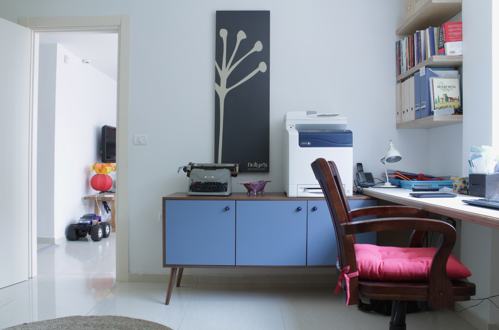 Eclectic home office in Tel Aviv with white walls, a freestanding desk and white floors.