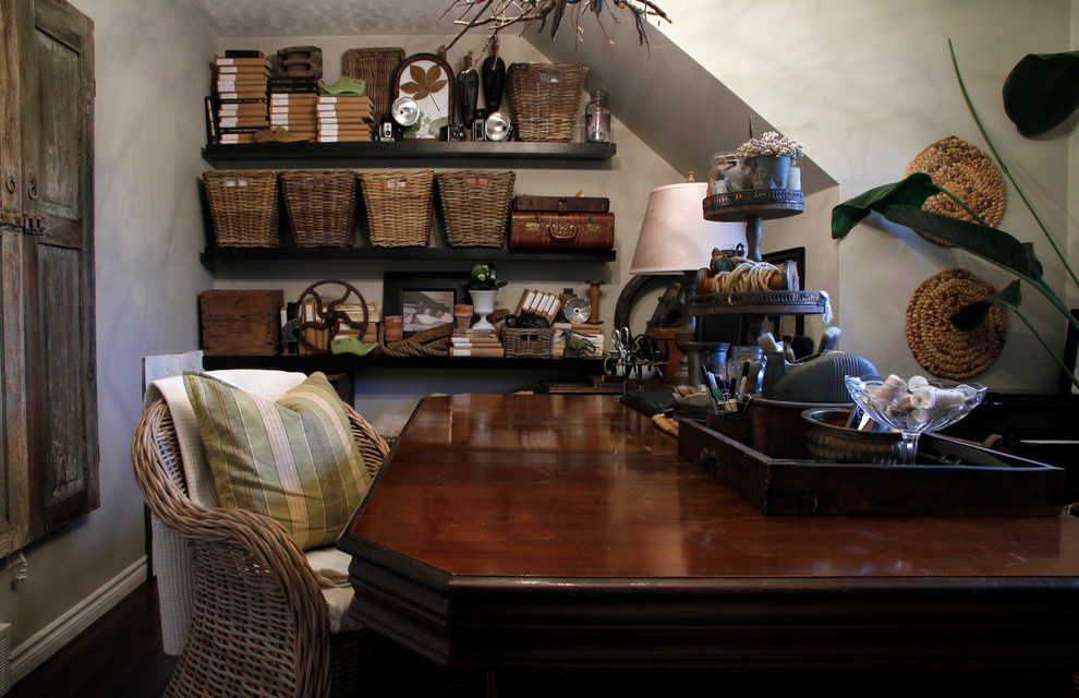 Пример оригинального дизайна: маленький кабинет в стиле фьюжн с серыми стенами и отдельно стоящим рабочим столом для на участке и в саду