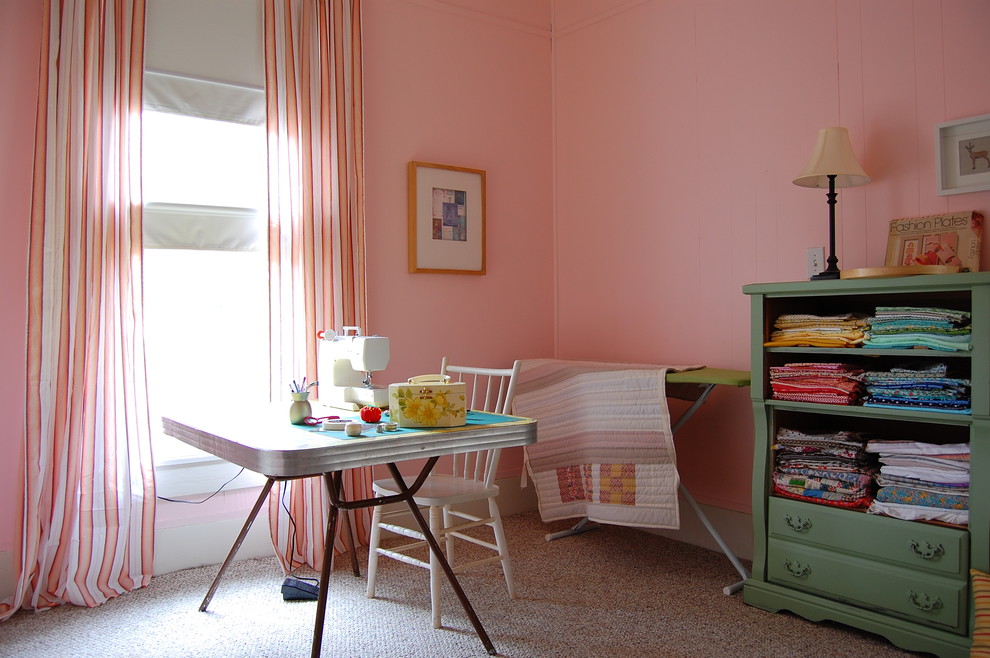 Cette image montre un bureau style shabby chic avec un mur rose.
