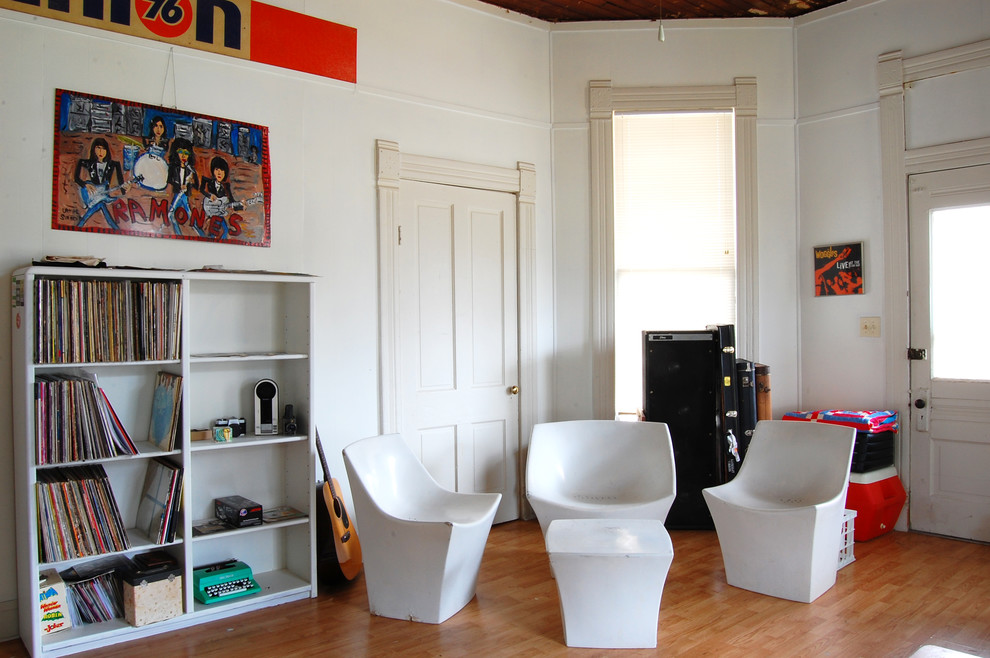 Foto de despacho ecléctico con paredes blancas y suelo de madera en tonos medios
