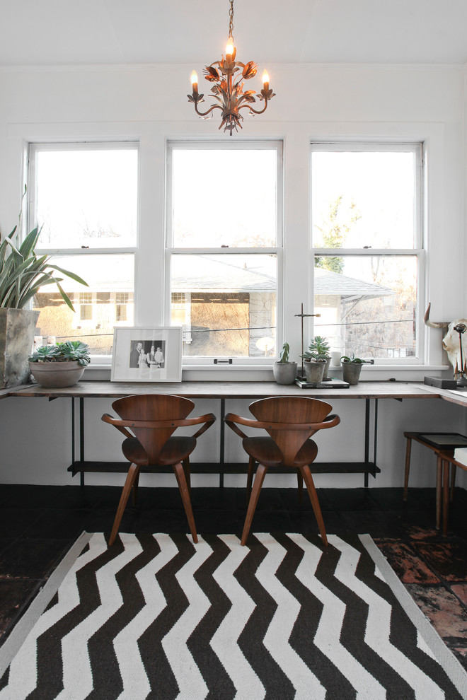 Источник вдохновения для домашнего уюта: кабинет в современном стиле с встроенным рабочим столом