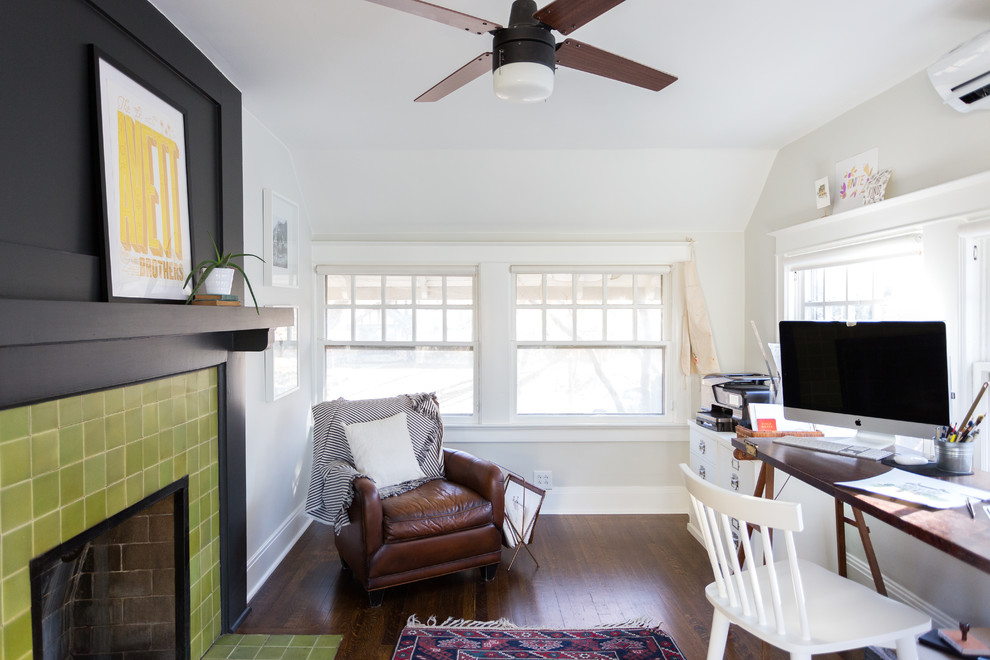 Inredning av ett lantligt mellanstort hemmastudio, med grå väggar, en standard öppen spis och ett fristående skrivbord