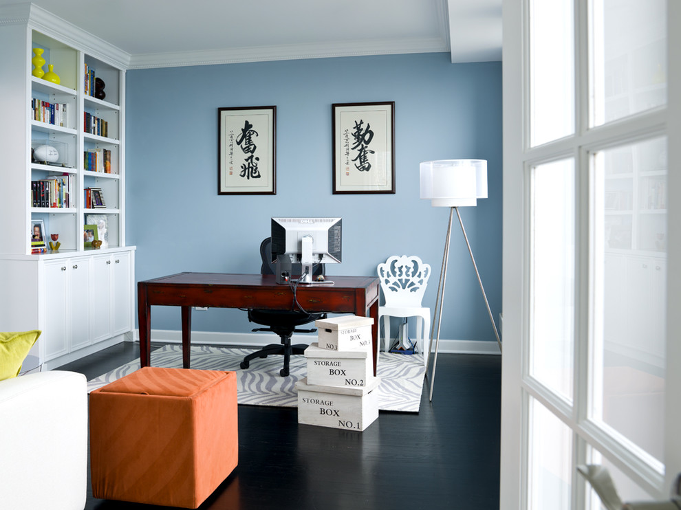 Источник вдохновения для домашнего уюта: кабинет в стиле неоклассика (современная классика) с синими стенами и отдельно стоящим рабочим столом