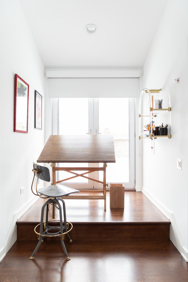 Идея дизайна: кабинет в современном стиле с белыми стенами, паркетным полом среднего тона, отдельно стоящим рабочим столом и коричневым полом