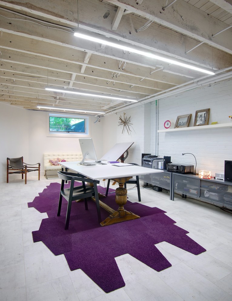 Großes Skandinavisches Arbeitszimmer ohne Kamin mit weißer Wandfarbe, Porzellan-Bodenfliesen, freistehendem Schreibtisch und weißem Boden in Toronto