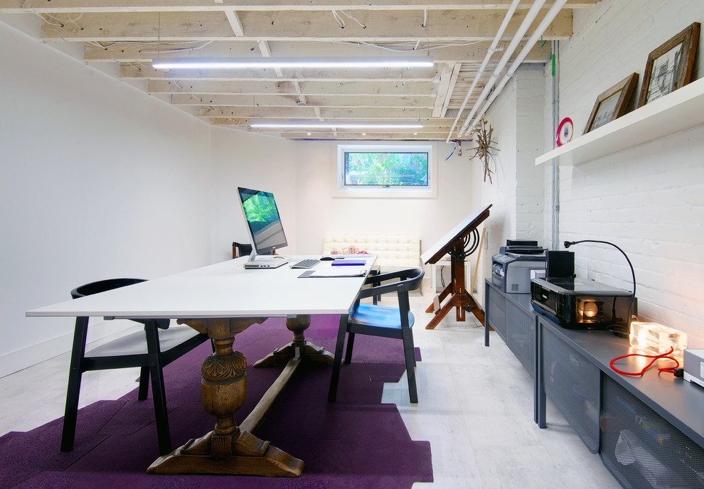 Foto på ett stort skandinaviskt hemmastudio, med vita väggar, klinkergolv i porslin och ett fristående skrivbord