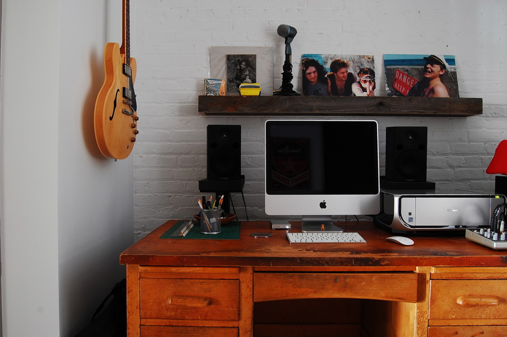 ニューヨークにあるインダストリアルスタイルのおしゃれなホームオフィス・書斎の写真
