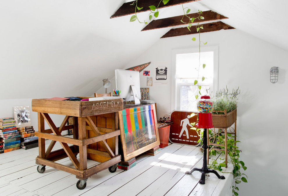 Imagen de despacho ecléctico con paredes blancas, suelo de madera pintada y escritorio independiente