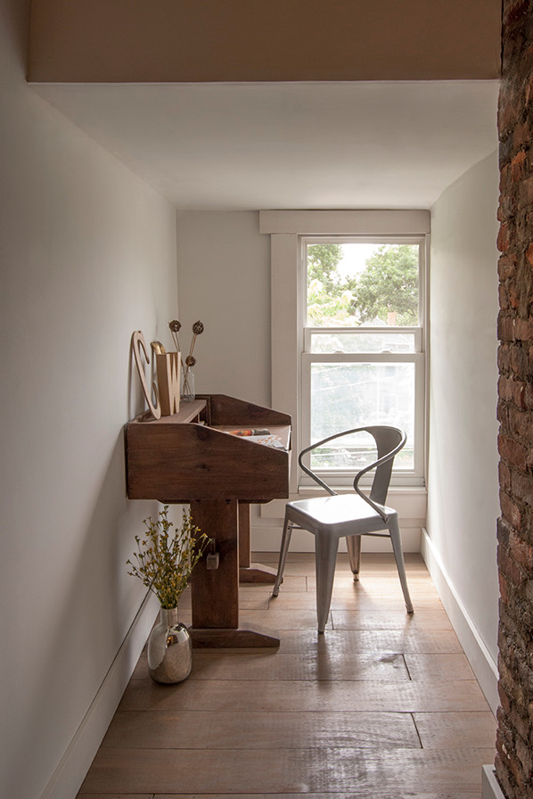 Imagen de despacho ecléctico pequeño con paredes beige, suelo de contrachapado y escritorio independiente